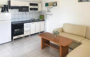 Beautiful Apartment In Nin With Kitchen