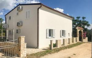 Beautiful Apartment In Nin With Kitchen