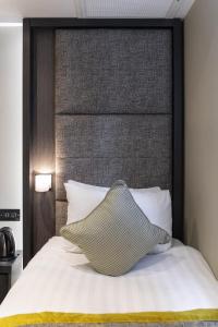 Single Room with Balcony room in Mornington Hotel London Victoria