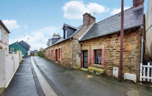 Maisons de vacances Nice Home In Ploubazlanec With Kitchen : Maison de Vacances 1 Chambre