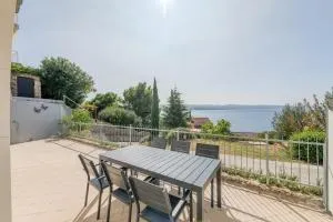Luxury apartment with pool large patio & sea view - Ravnice