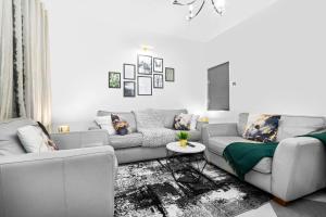 Stylish 4 Bedroom Townhouse - Edgbaston - Near Birmingham City Centre - Sleeps 8 - Parking - 578P