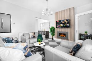 Stylish 4 Bedroom Townhouse - Edgbaston - Near Birmingham City Centre - Sleeps 8 - Parking - 578P