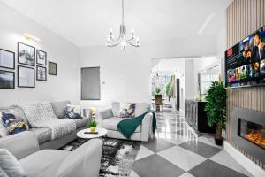 Stylish 4 Bedroom Townhouse - Edgbaston - Near Birmingham City Centre - Sleeps 8 - Parking - 578P