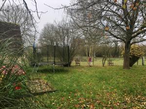 Longère XIXe rénovée avec spa, trampoline, vélos, jeux et grand jardin au calme - FR-1-410-135