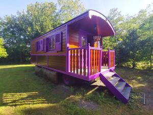 Séjour Bucolique en Roulotte au Cœur dune Ferme Familiale en Sarthe - FR-1-410-229