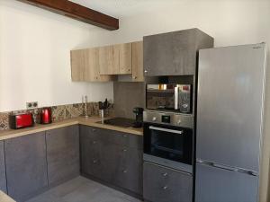 Gîte haut de gamme face à labbaye de Noirlac - 5 ch, 5 sdb, clim, terrasse privée - FR-1-586-26