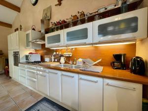 Maisons de vacances Gite familial avec terrasse panoramique et cheminee, ideal pour randonnees pres de Retournac - FR-1-582-355 : photos des chambres