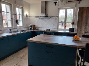 Retraite paisible avec cheminée, étang privé et chalet près du Mans - FR-1-410-382