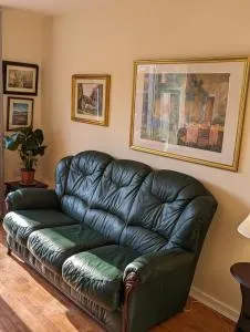 Sherlock's House -Moray Entire house Two bedroom 5 beds Private free parking & WiFi Flat TV Garden Shops - Castle Gresley