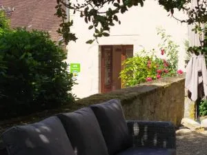 Gîte Contemporain près de l'Abbaye de Noirlac avec Jardin, Wi-Fi et Commodités Incluses - FR-1-586-38 - Ardenais
