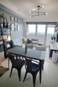 FREE Parking, Pool, Gym, Netflix, Wi-fi, PS4!