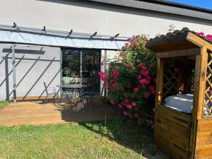 Maisons de vacances Gite contemporain avec piscine et terrasse privative, proche d’Orleans et de la Loire - FR-1-590-132 : photos des chambres