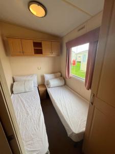 Bittern 8, Scratby - California Cliffs, Parkdean, sleeps 8, free Wi-Fi, bed linen and towels included, pet friendly - 2 minutes from the beach!
