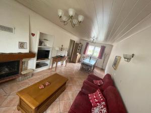 Maisons de vacances Pavillon au calme avec cheminee pres de Gerardmer, Wi-Fi, terrasses et garage - FR-1-589-75 : photos des chambres
