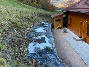 Chalet tout confort avec piscine, terrasse, et sauna privé en montagne - FR-1-589-101