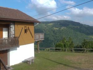 Maisons de vacances Charmant chalet de montagne avec terrasse et vue imprenable - FR-1-589-72 : photos des chambres