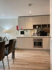 Modern 2Bed 2Bath with Balcony next to DLR Station