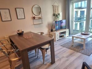 Modern 2Bed 2Bath with Balcony next to DLR Station