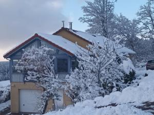 Gîte à la montagne avec cheminée, wifi et joli terrain - FR-1-589-179