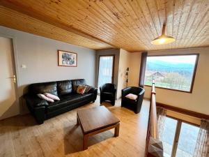 Chalet spacieux avec cheminée, proche forêt, sentiers pédestres, terrasse, terrain clos, jeux et WIFI - FR-1-589-187