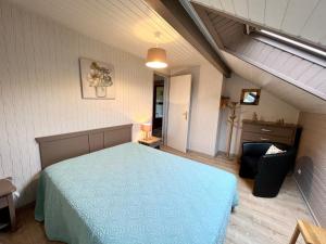 Maisons de vacances Chalet spacieux avec cheminee, proche foret, sentiers pedestres, terrasse, terrain clos, jeux et WIFI - FR-1-589-187 : photos des chambres