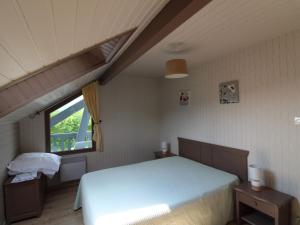 Maisons de vacances Chalet spacieux avec cheminee, proche foret, sentiers pedestres, terrasse, terrain clos, jeux et WIFI - FR-1-589-187 : photos des chambres