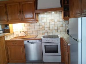 Maisons de vacances Chalet spacieux avec cheminee, proche foret, sentiers pedestres, terrasse, terrain clos, jeux et WIFI - FR-1-589-187 : photos des chambres
