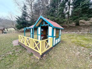 Maisons de vacances Chalet spacieux avec cheminee, proche foret, sentiers pedestres, terrasse, terrain clos, jeux et WIFI - FR-1-589-187 : photos des chambres