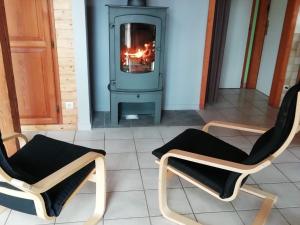 Maisons de vacances Chalet spacieux avec cheminee, proche foret, sentiers pedestres, terrasse, terrain clos, jeux et WIFI - FR-1-589-187 : photos des chambres