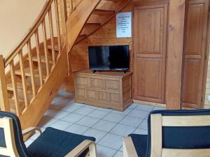Maisons de vacances Chalet spacieux avec cheminee, proche foret, sentiers pedestres, terrasse, terrain clos, jeux et WIFI - FR-1-589-187 : photos des chambres
