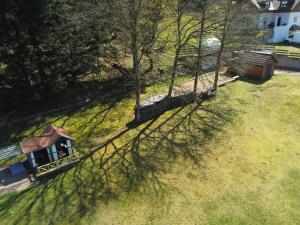 Maisons de vacances Chalet spacieux avec cheminee, proche foret, sentiers pedestres, terrasse, terrain clos, jeux et WIFI - FR-1-589-187 : Maison de Vacances