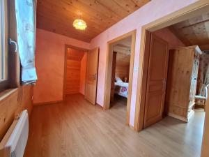 Maisons de vacances Chalet chaleureux face aux pistes, proche Gerardmer, ideal pour famille, balcon et terrasse - FR-1-589-182 : photos des chambres