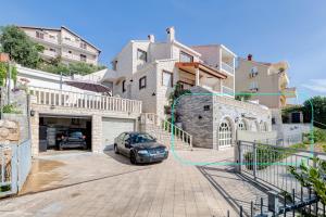 Apartments with pool Vrdoljak 
