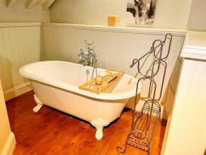 Cotswolds Country Cottage - Boutique & Romantic