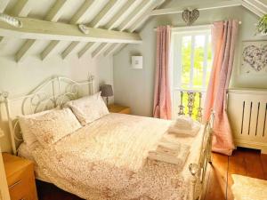 Cotswolds Country Cottage - Boutique & Romantic