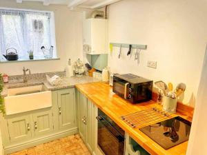 Cotswolds Country Cottage - Boutique & Romantic