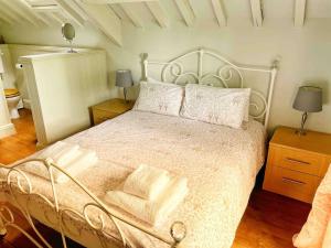 Cotswolds Country Cottage - Boutique & Romantic