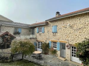 Gîte familial avec terrasse proche châteaux, lac, et parcours aventure - FR-1-582-174