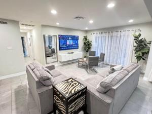 Rainforest Villa 4 Bedroom PoolSpa Walk2Disneyland