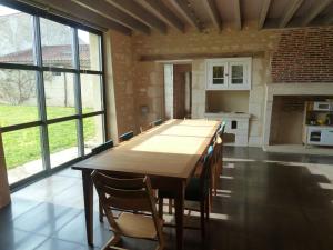 Grande maison rénovée, piscine, 4 chambres, vaste terrain, près piste cyclable et pêche, Wi-Fi inclus - FR-1-426-408