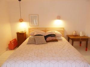 Grande maison rénovée, piscine, 4 chambres, vaste terrain, près piste cyclable et pêche, Wi-Fi inclus - FR-1-426-408