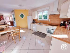 Maisons de vacances Gite Saint-Thomas-de-Courceriers, 4 pieces, 8 personnes - FR-1-600-107 : photos des chambres