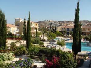 Regina Gardens - spacious, 3 bed, ground floor unit with large patio