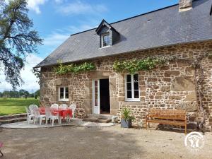 Maisons de vacances Gite Saint-Mars-sur-Colmont, 5 pieces, 8 personnes - FR-1-600-174 : photos des chambres
