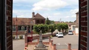 Chambre calme et accueillante 13 kmtrs aéroport, parking gratuit, navette gare ou aéroport