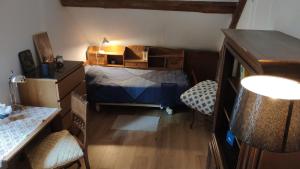 Chambre calme et accueillante 13 kmtrs aéroport, parking gratuit, navette gare ou aéroport