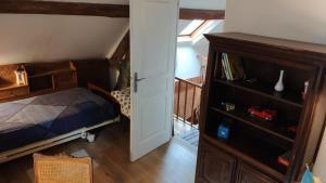 Chambre calme et accueillante 13 kmtrs aéroport, parking gratuit, navette gare ou aéroport