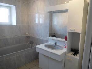 Maisons de vacances Gite Pont-la-Ville, 4 pieces, 7 personnes - FR-1-611-35 : photos des chambres