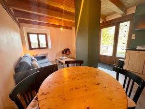 Gîte élégant en pleine nature avec terrasse, départ randonnées, parking privé et équipements inclus - FR-1-589-384